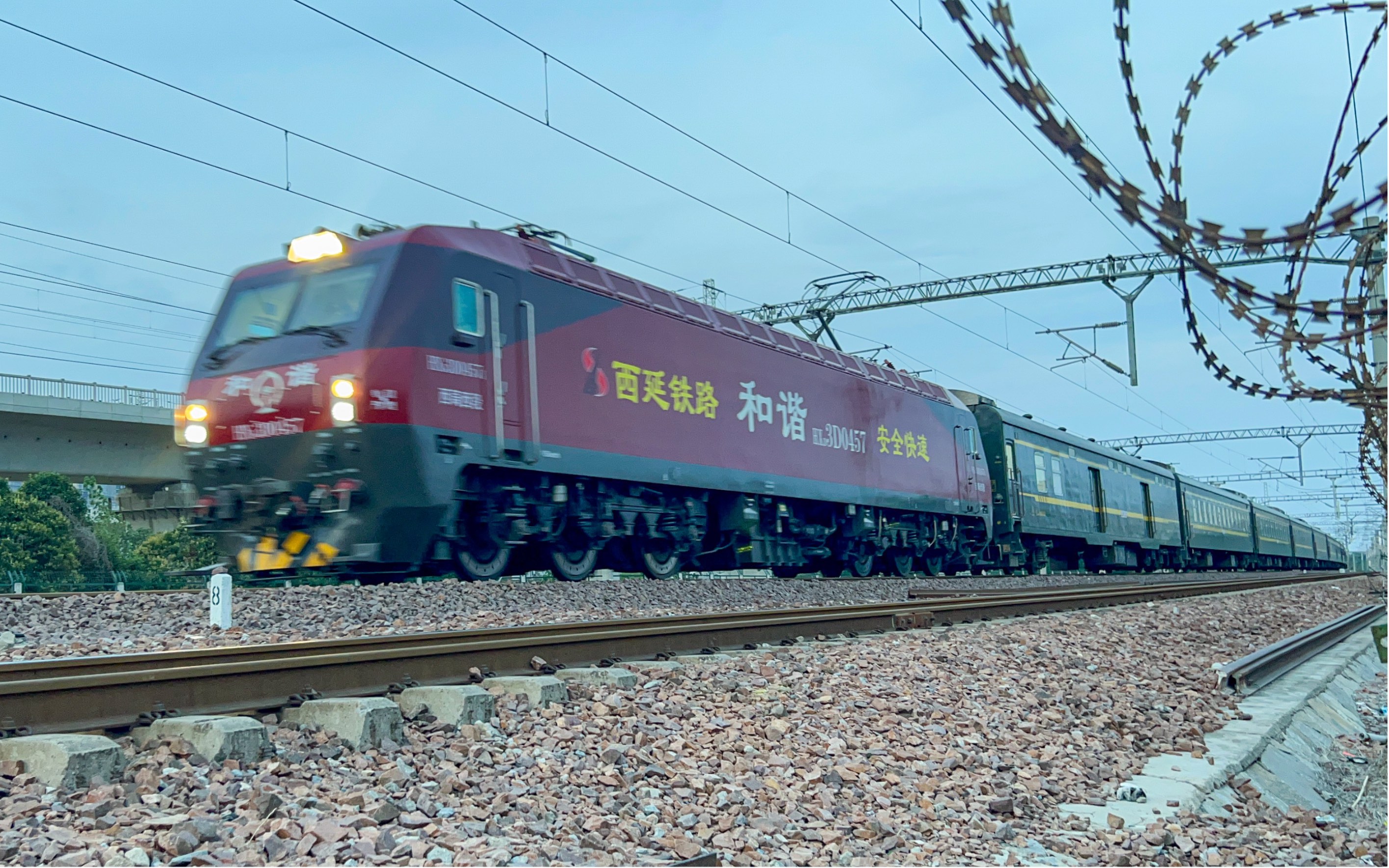 大车友好鸣笛西局广告机车牵引k361次上海银川商丘站拐道停车