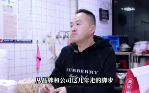 Video herunterladen: 酒店高管，辞职创业卖炸串，开业第一天狂卖14000元