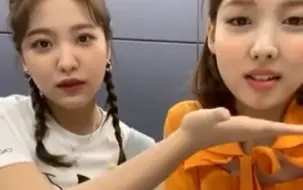 Video herunterladen: TWICE VELVET 林娜琏 金艺琳（椰梨yeri ）INS直播完整版（娜琏第一次INS直播呦）