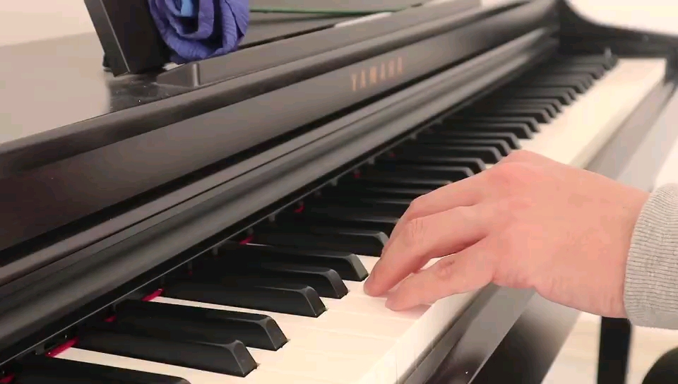 《gymnopedies 1》我透明的 干净的 站在你面前牵起你的手 和你跳一支