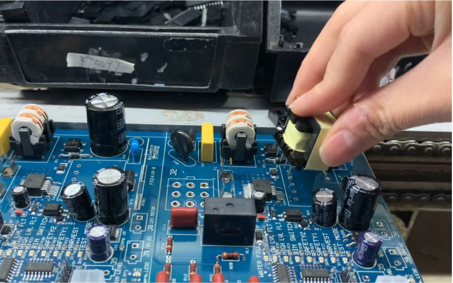 电子公司—法务,体验操作流水线——支援生产线,手动手工插件,pcb板