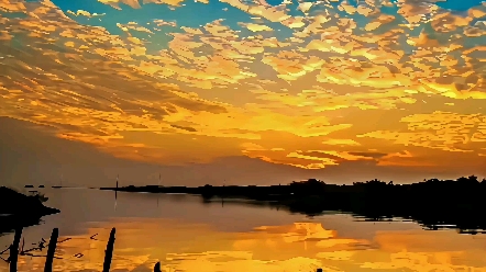 万道霞光灿如锦,五彩缤纷映水中.