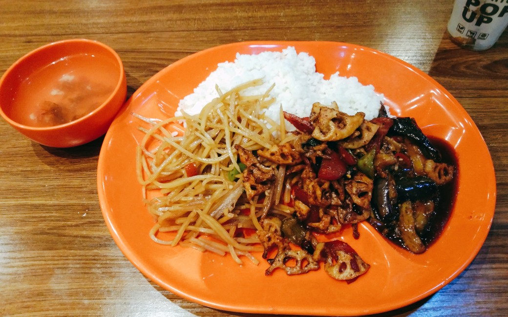 活动  学校食堂快餐八块钱一荤三素