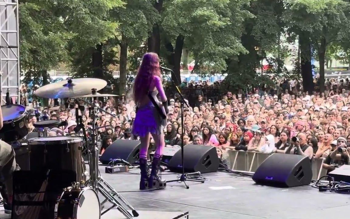 [图]【Holly Humberstone】「Overkill」美国芝加哥Lollapalooza 2023音乐节最新现场后台视角