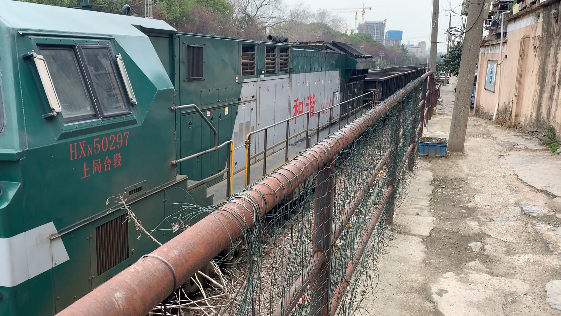 头一次离hxn5那么近此车刚避让完水表车