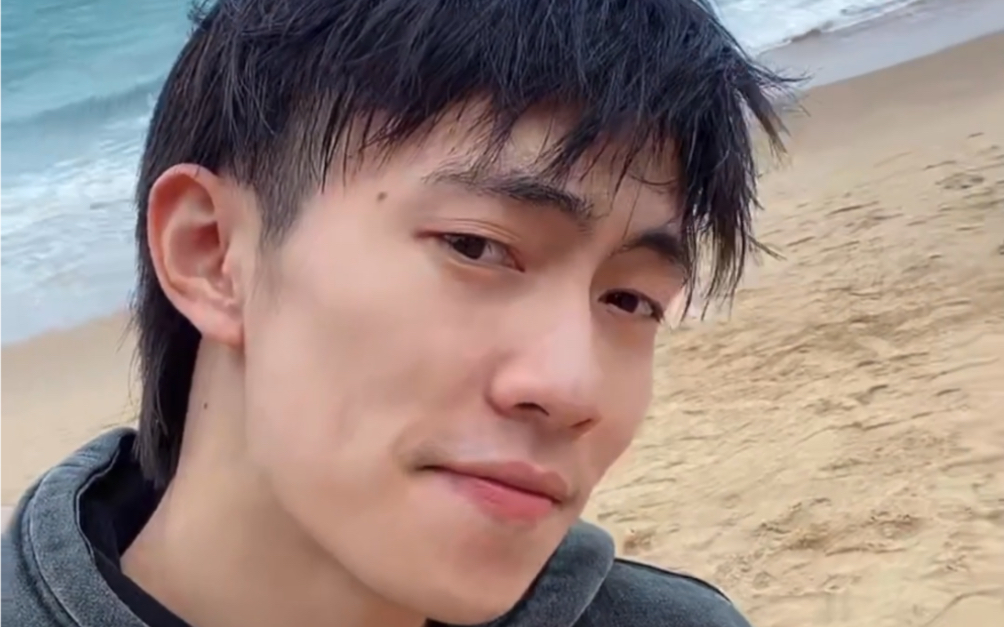 2.3老王带大家看海,喜欢的类型提到王剑,沙滩写王剑名字