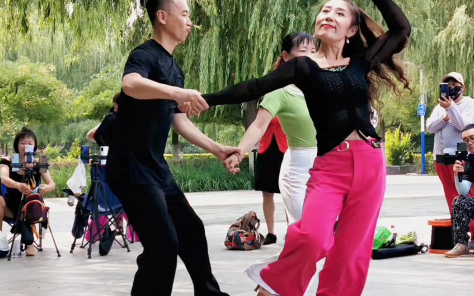 广场舞大妈都喜欢和小伙子跳舞