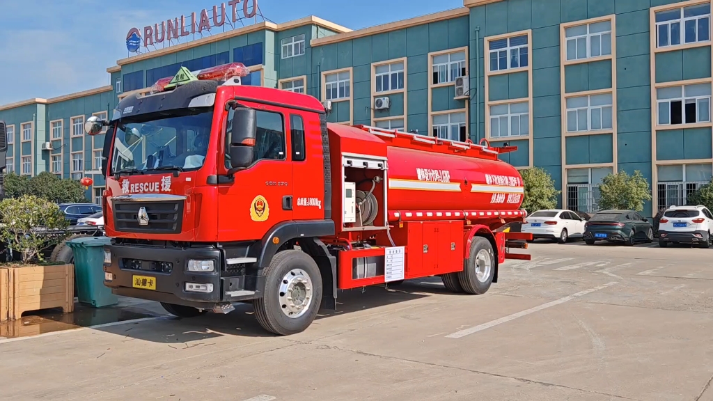 重汽汕德卡油罐车,批量发车,消防与应急部门订购的