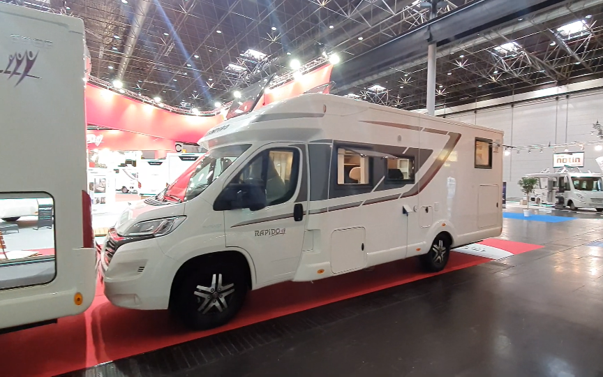 房车展上 两辆7.5米德国床布局 rapido终极66f房车
