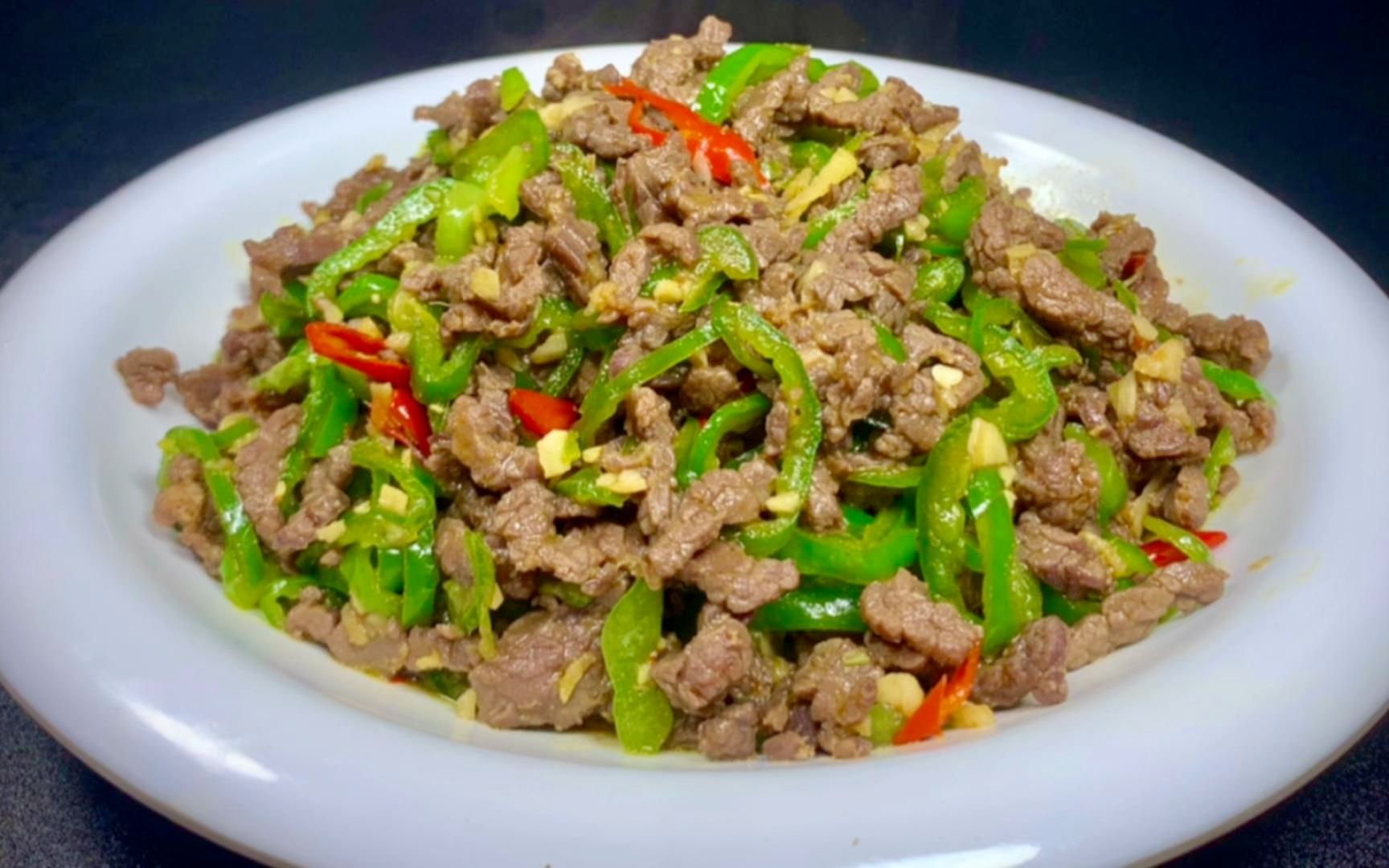 炒牛肉丝想要滑嫩不粘锅,技巧教给你,肉质细嫩香辣开胃,超下饭