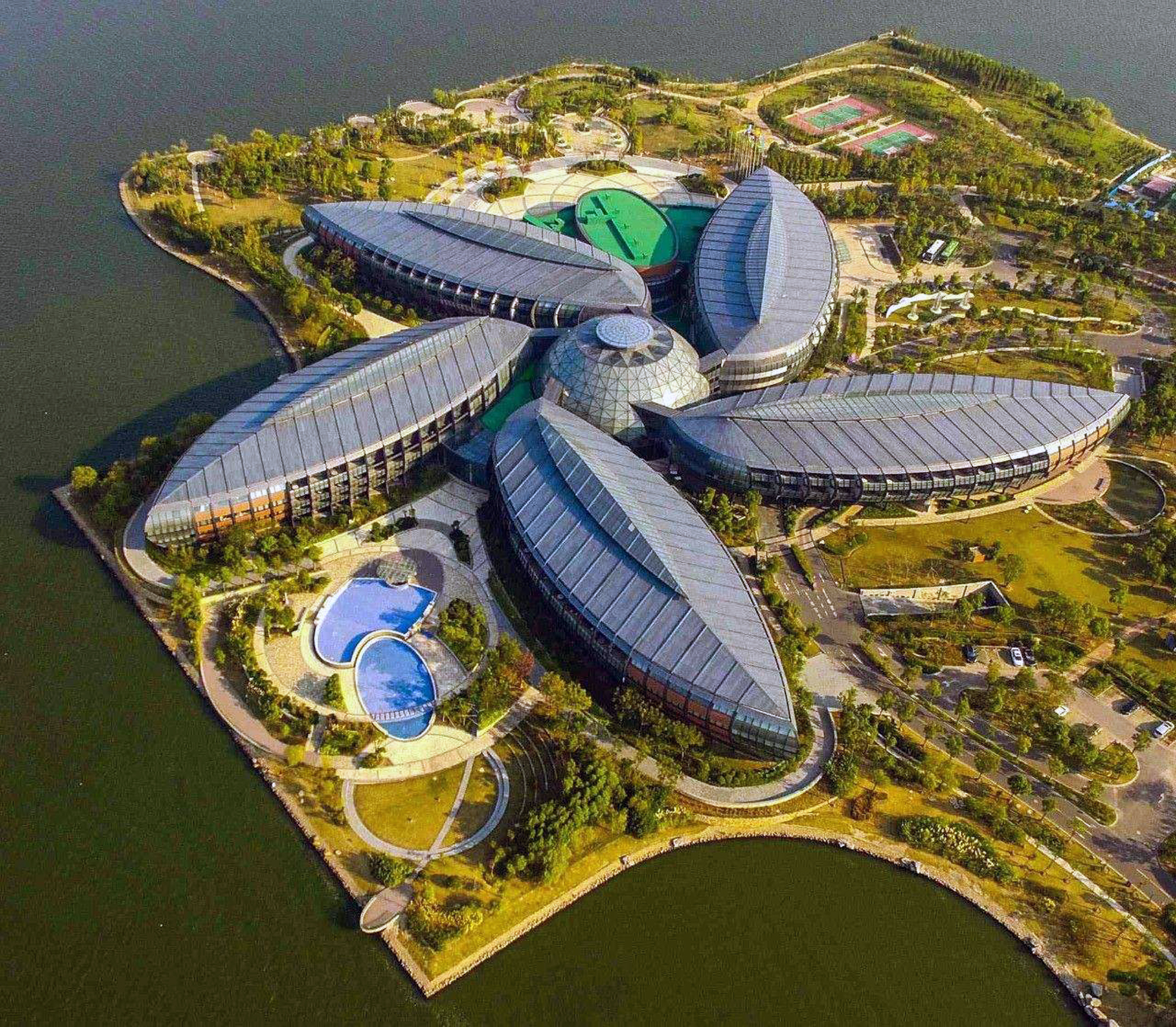 滴水湖景区水质良好 五星级酒店造型奇特
