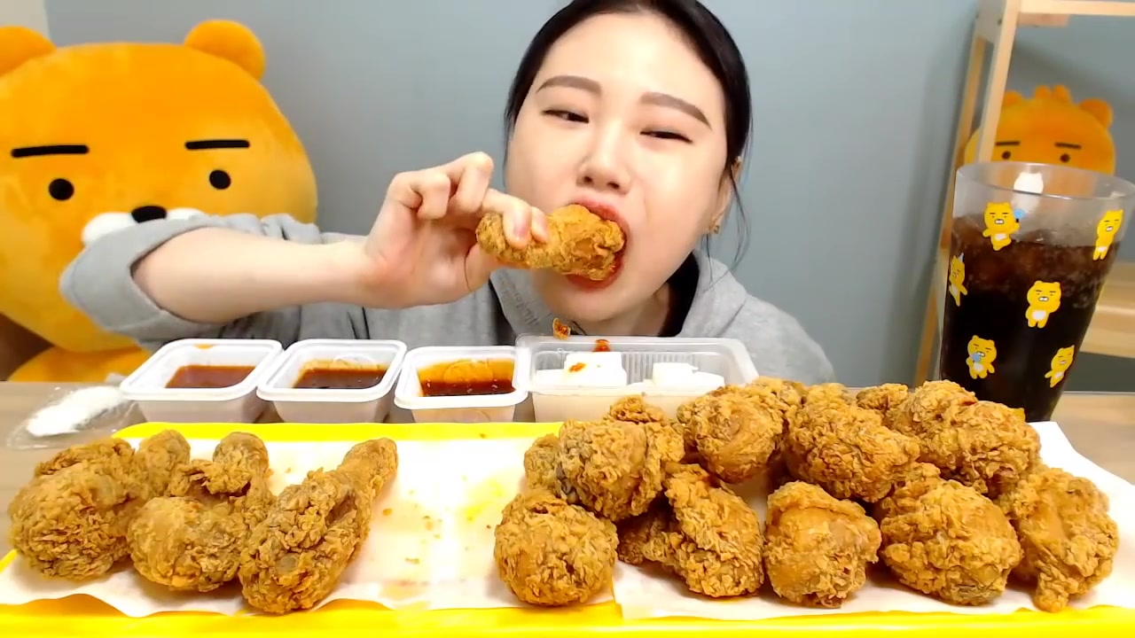 韩国大胃王卡妹,狂吃16个鸡腿两口一个,网友:到底几天没吃饭了