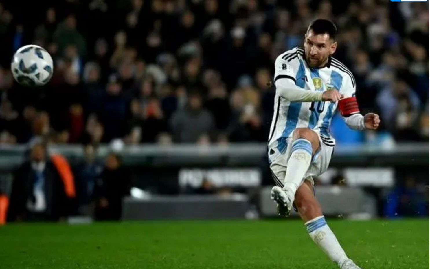 11月15日世界杯预选赛,阿根廷2-0巴西,梅西精彩任意球致胜,巴西球迷