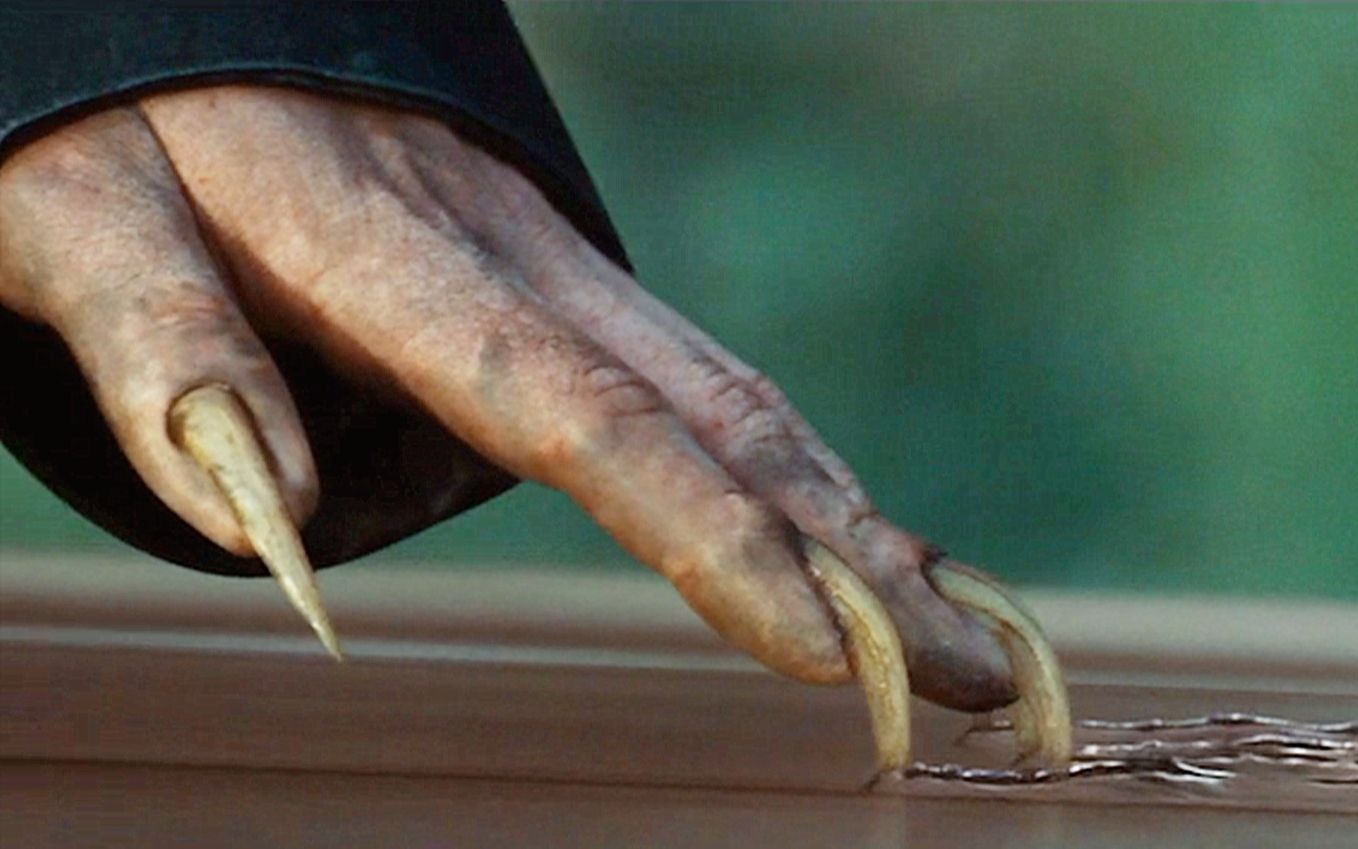 小男孩只要一生气,就会长出尖爪,能轻松撕裂钢铁