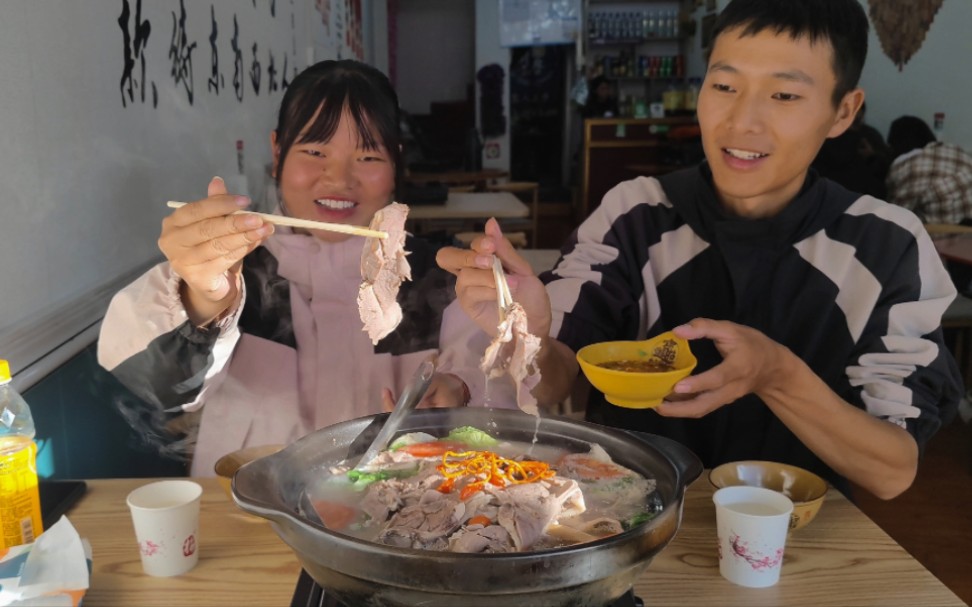 带媳妇骑行四川,若尔盖县吃上美味羊肉火锅,晚上在沙场露营过夜【周亿发的旅行】哔哩哔哩bilibili