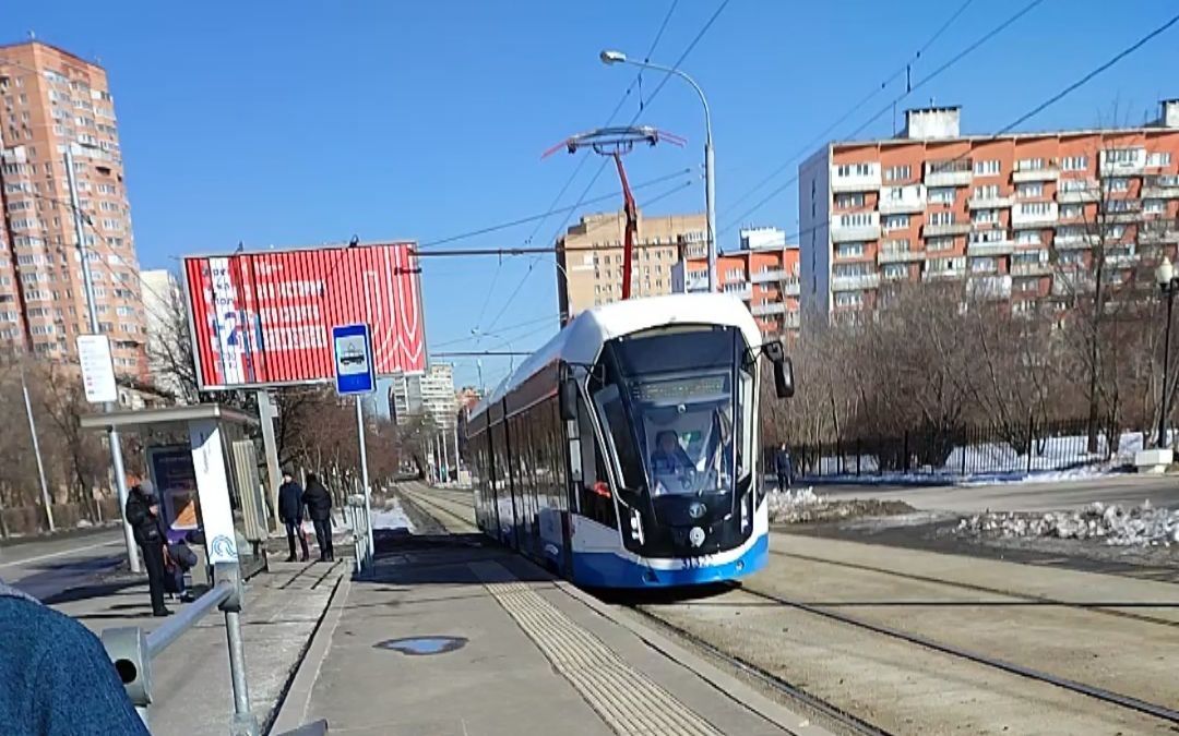 第36号线"勇士m"型有轨电车从佩罗沃野外站到革新广场站行驶(右边)