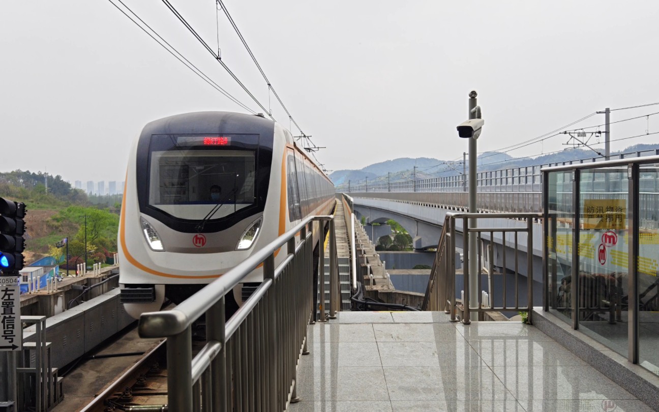 杭州地铁16号线进站ing