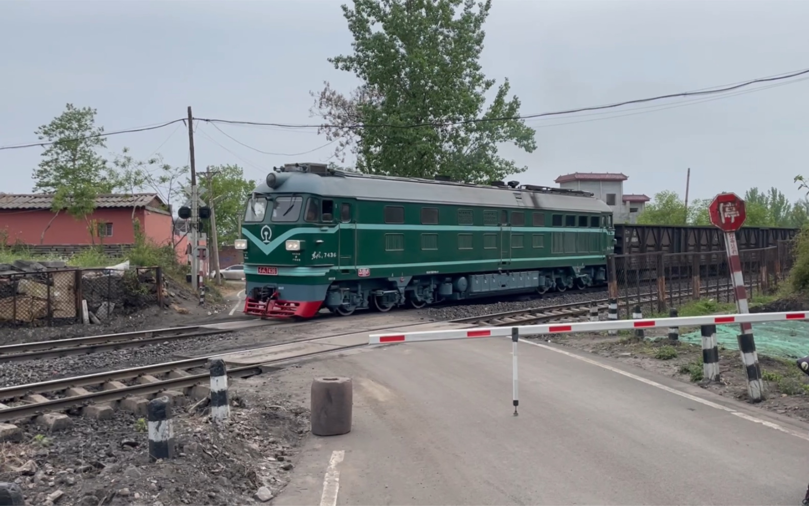 【平煤/平禹铁路】东风4b-7436通过道口
