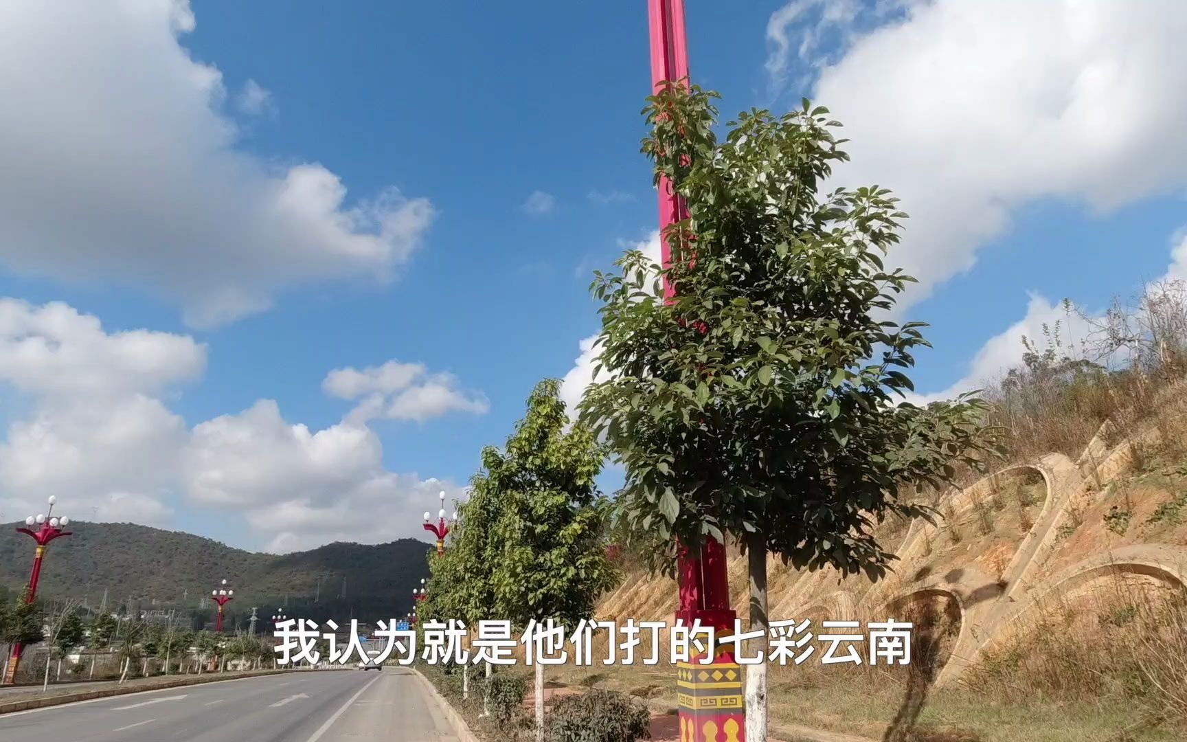 [图]《骑电动车游中国记》第139期：极其危险！惊险山路遇到汽车撞山，横在路面，冒险去拿警示牌！