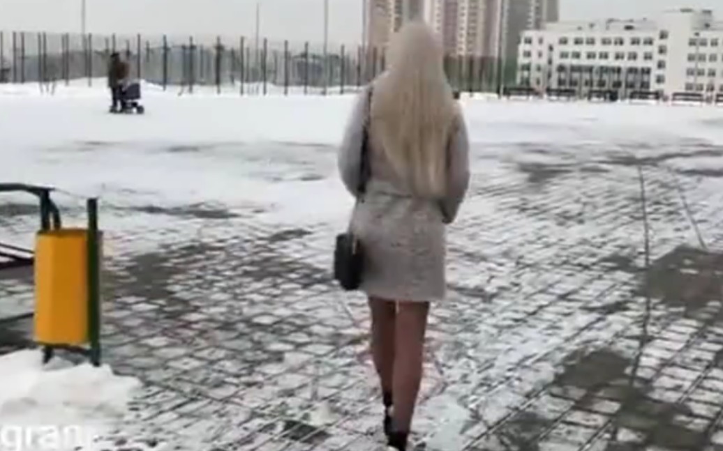 [图]长腿美女穿高跟在雪落过的地