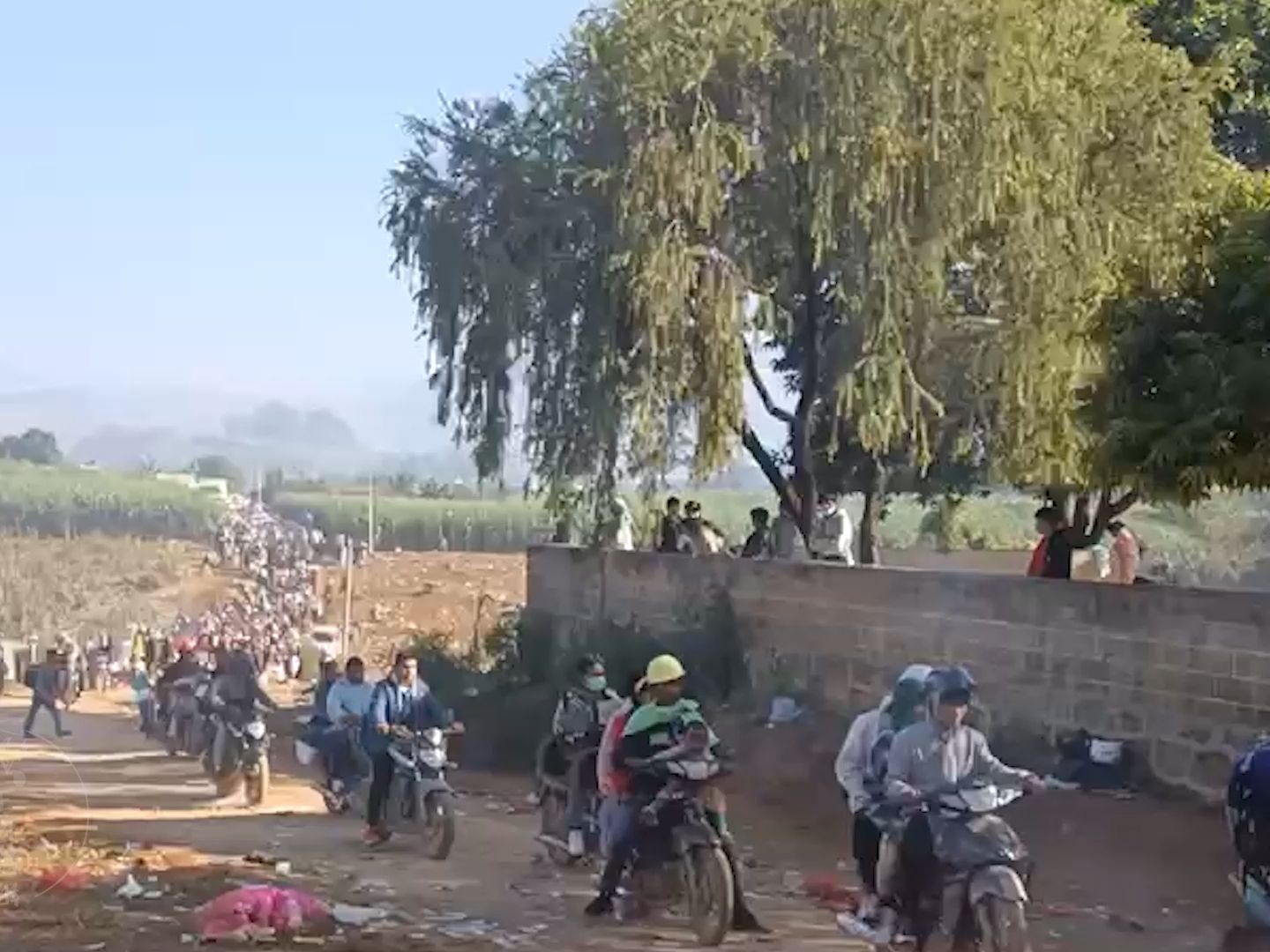 缅北战事:果敢老街民众大量撤离战区