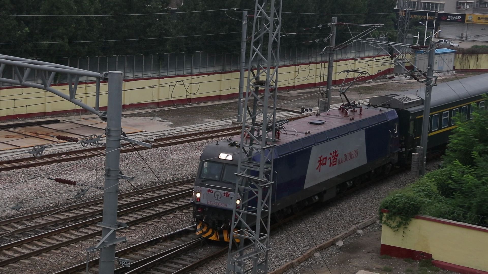 京局邯段hxd3c-0639牵引k7705次通过京广线保定站