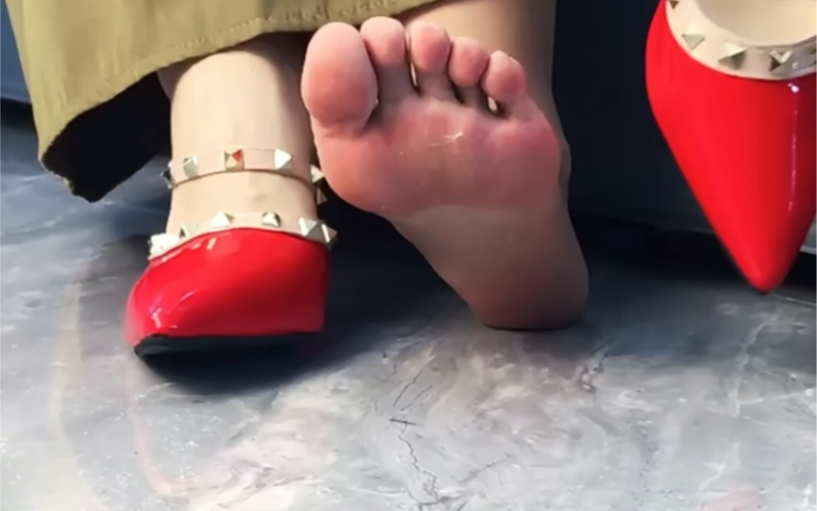 红色高跟鞋 脚底好黏啊