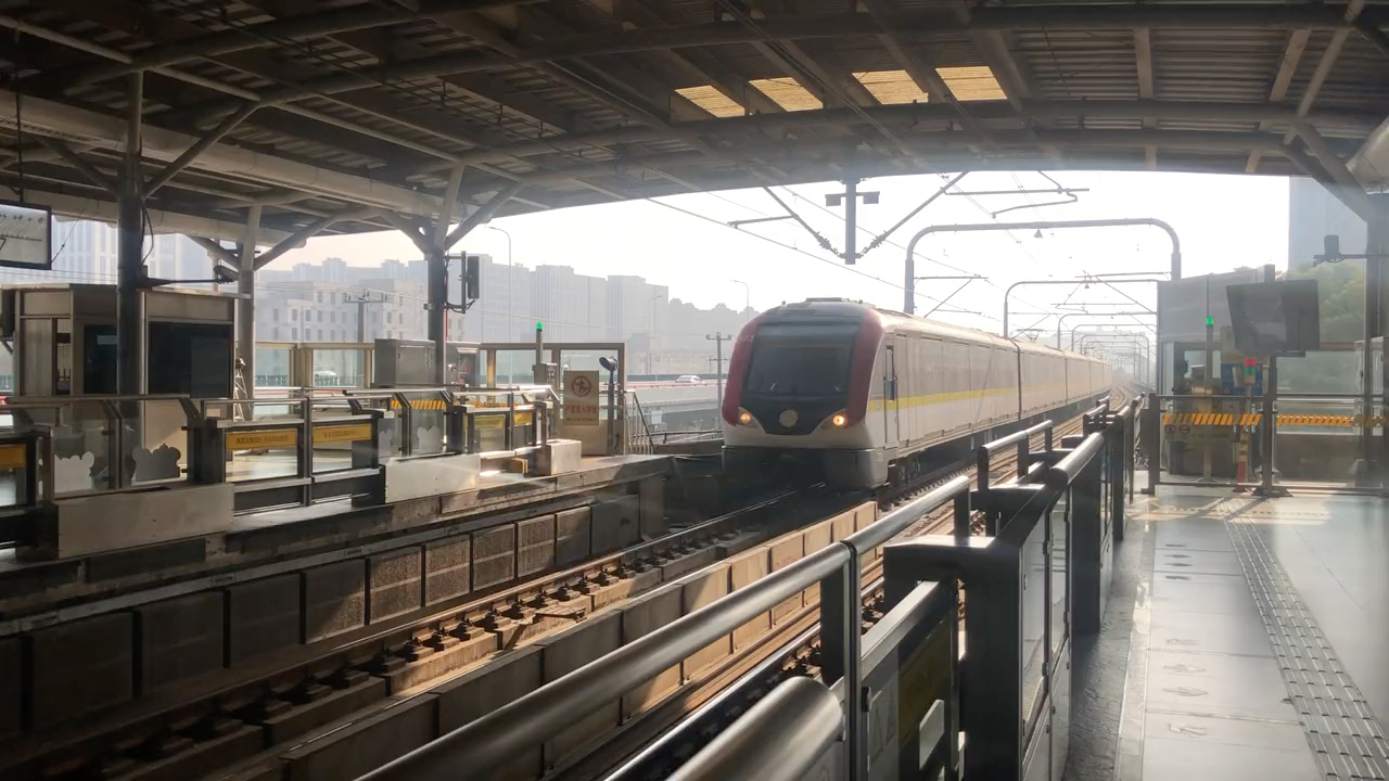 【抖音转载】上海地铁3号线黄鱼323号车通过淞发路站回库至宝钢车辆段