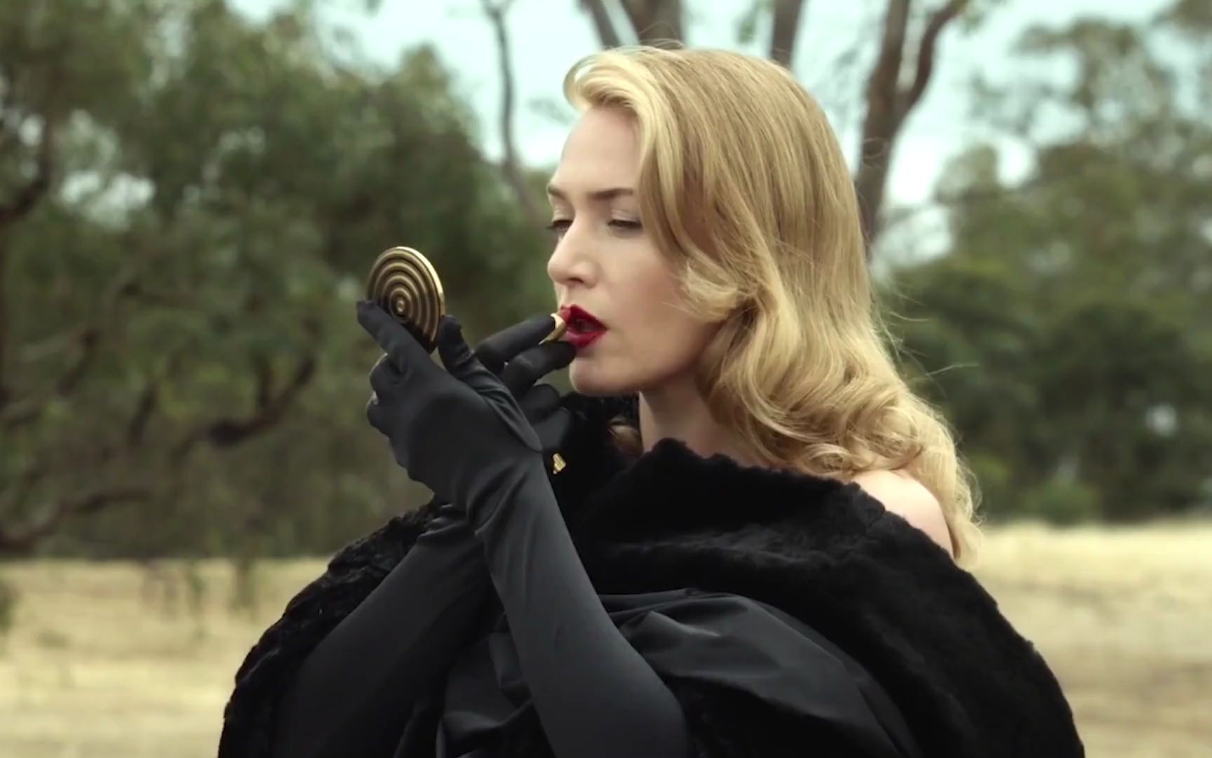 女孩从小被诬陷,长大后华丽复仇,看透人性的肮脏与黑暗