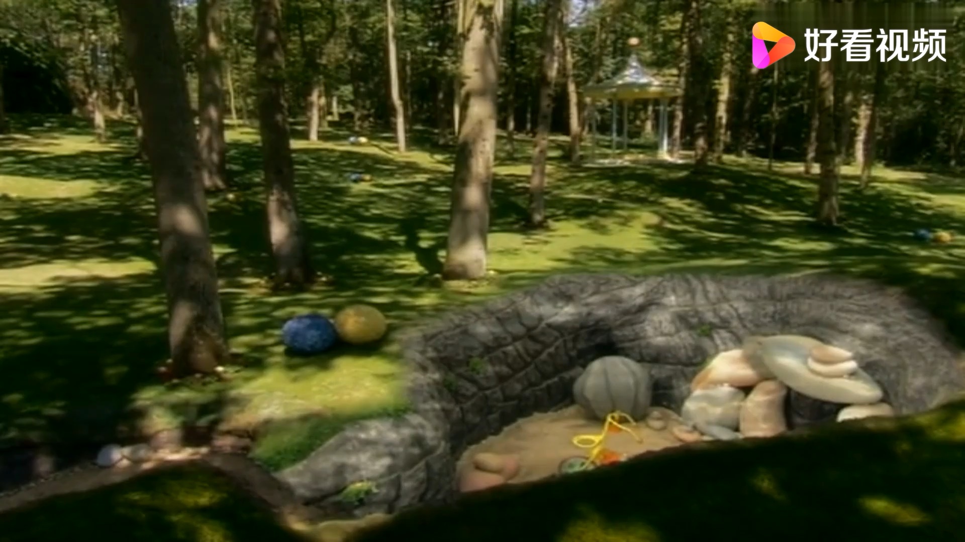 花园宝宝:小点点回家了,这里有座房子,玛卡巴卡从房子里出来