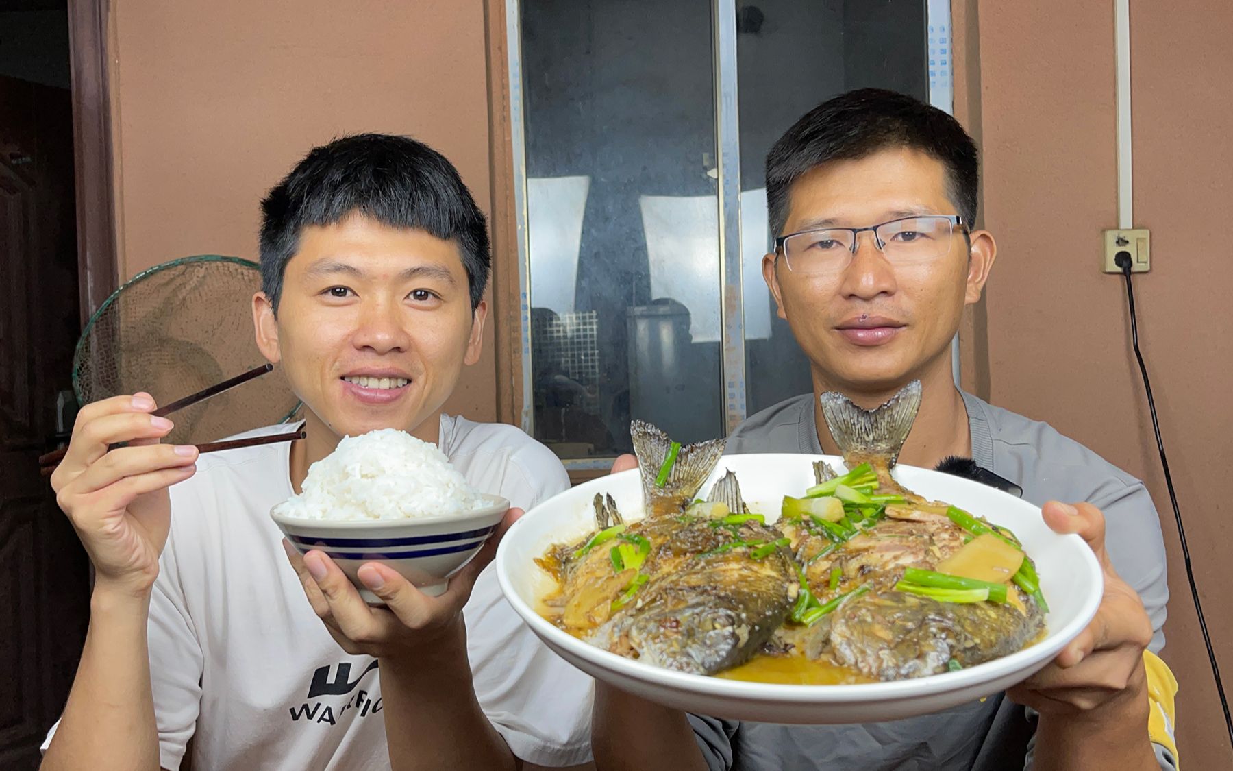 阿旺来做客大哥煮两条沙猛鱼招待边吃边聊笑呵呵