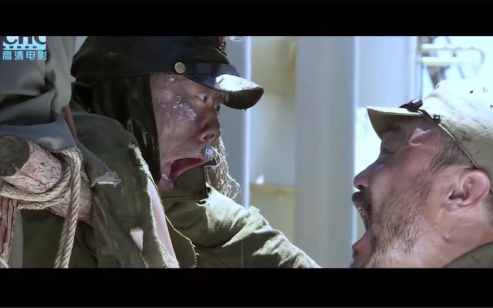 举起手来2滑翔机意外坠毁刚好砸到上将的腿上太倒霉了