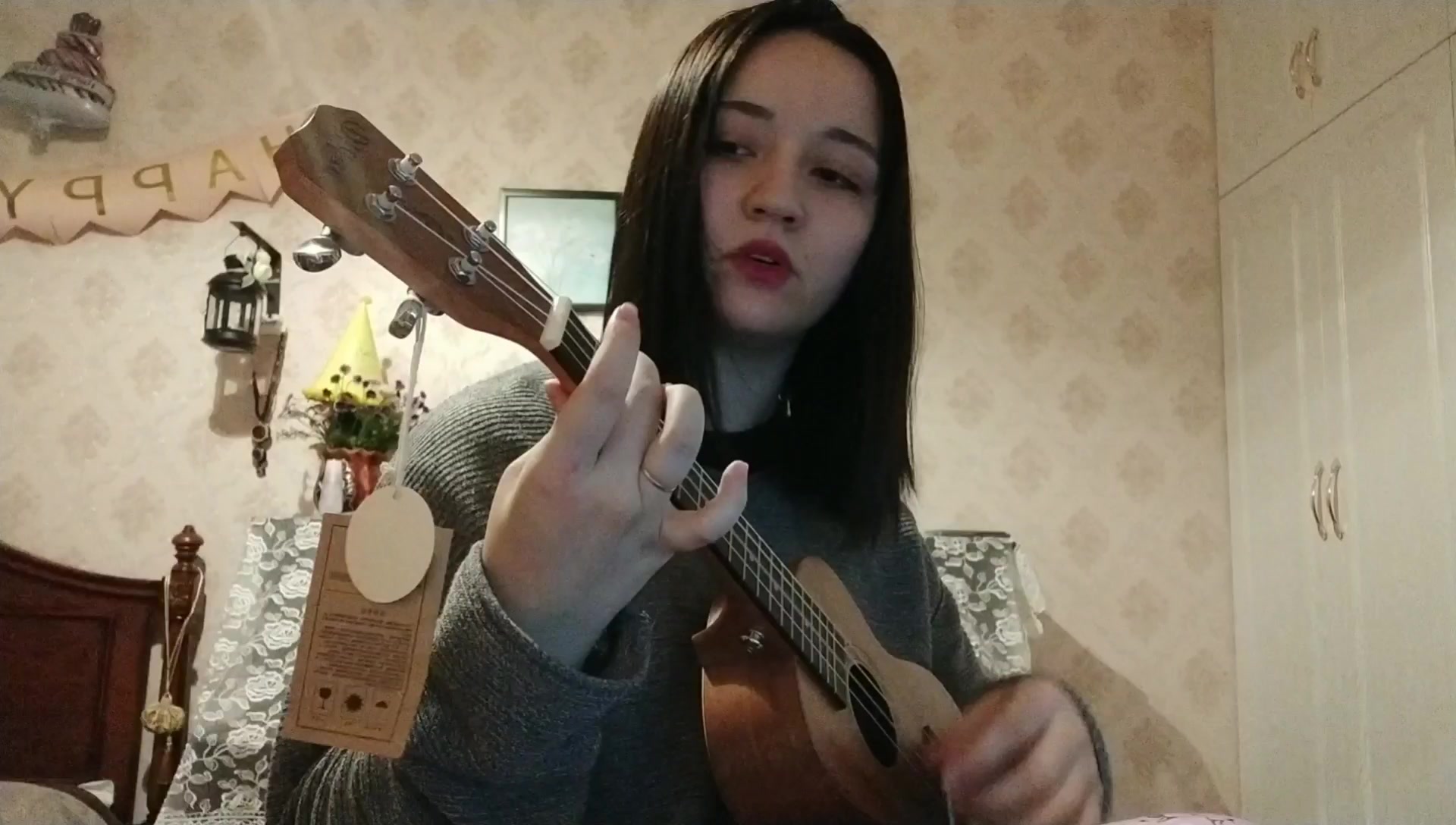 [图]Winter Things-Ariana Grande Ukelele cover by Rana