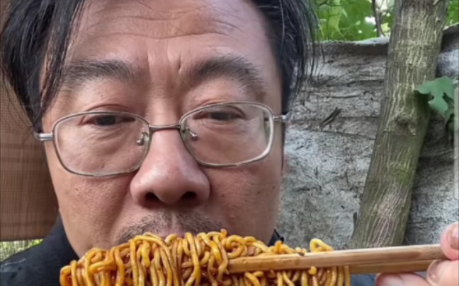 孙万山吃火鸡面