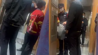 Tải video: 脸都丢尽了！高铁上一老人“顺手牵包”被女乘警抓获，拒不承认