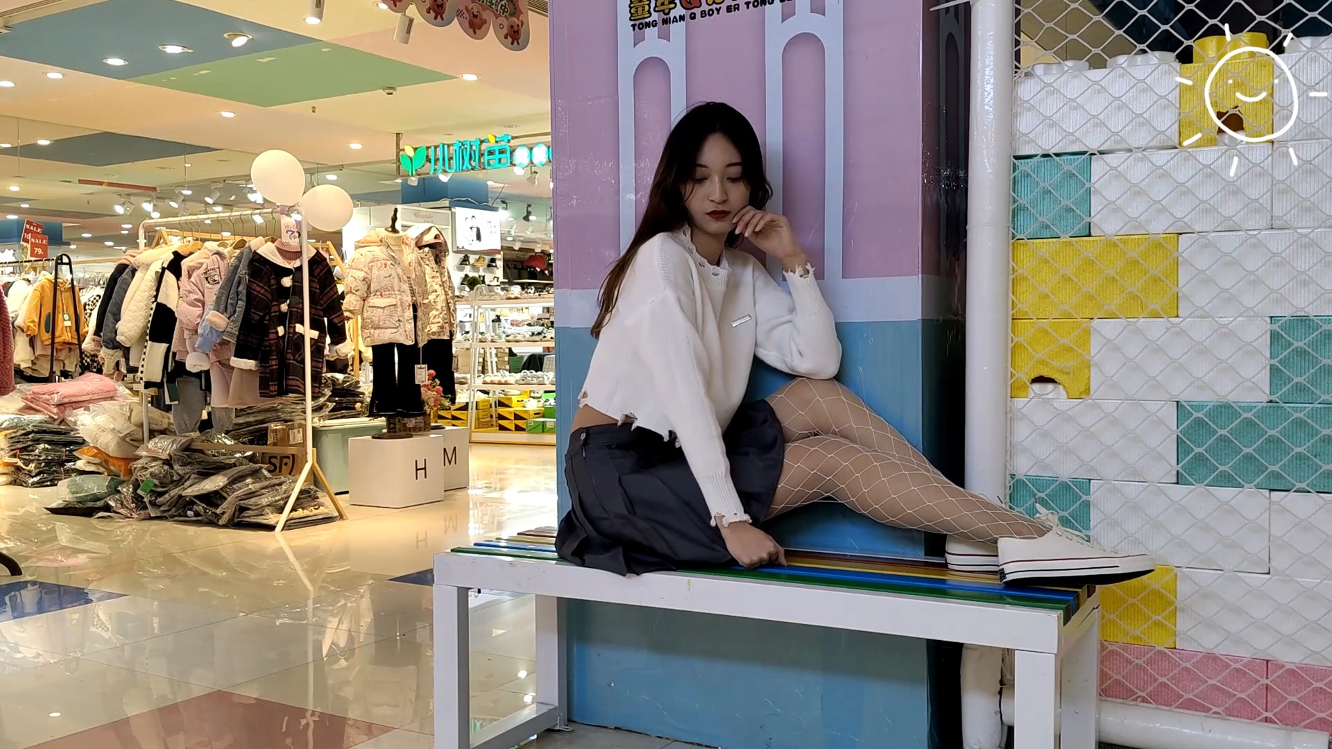 邻家女孩白板鞋搭配网袜 足模摄影花絮