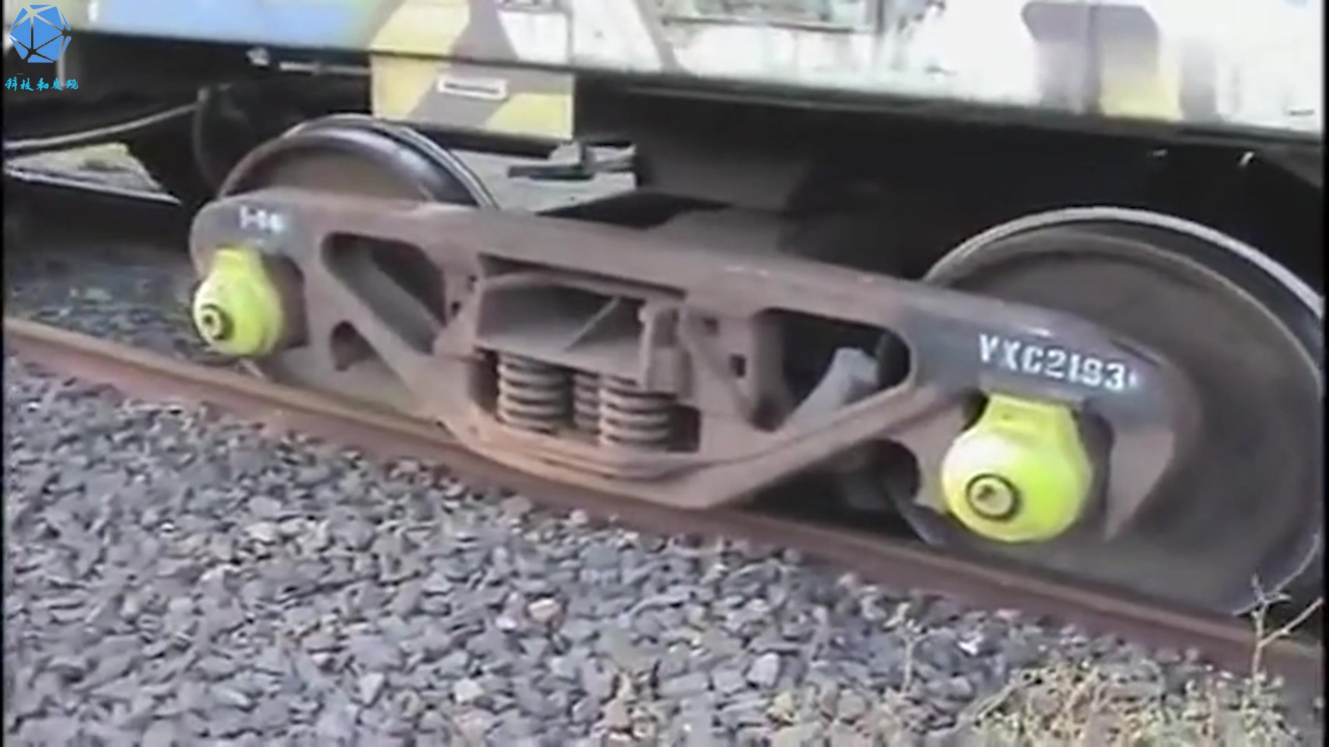 火车轮子脱离轨道,让它重新回到铁轨上的方法,真是长见识了!