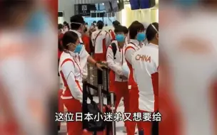 Download Video: 孙颖莎刚回国被男粉拦下，刘国梁一个箭步扑上来挡住，手都没让碰