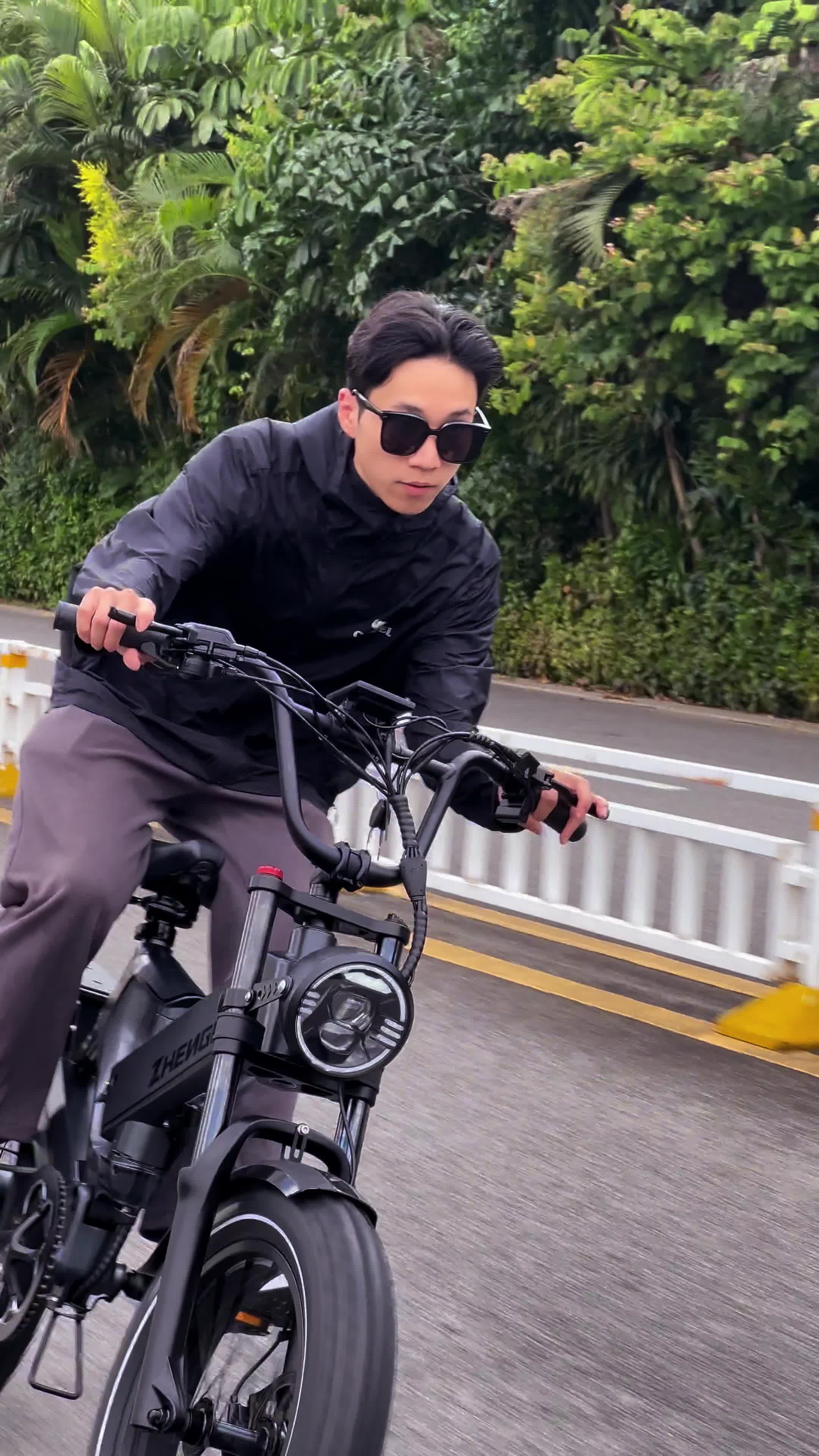 被吹爆的越野电动自行车,教你解锁正步k6f超酷的骑行姿势