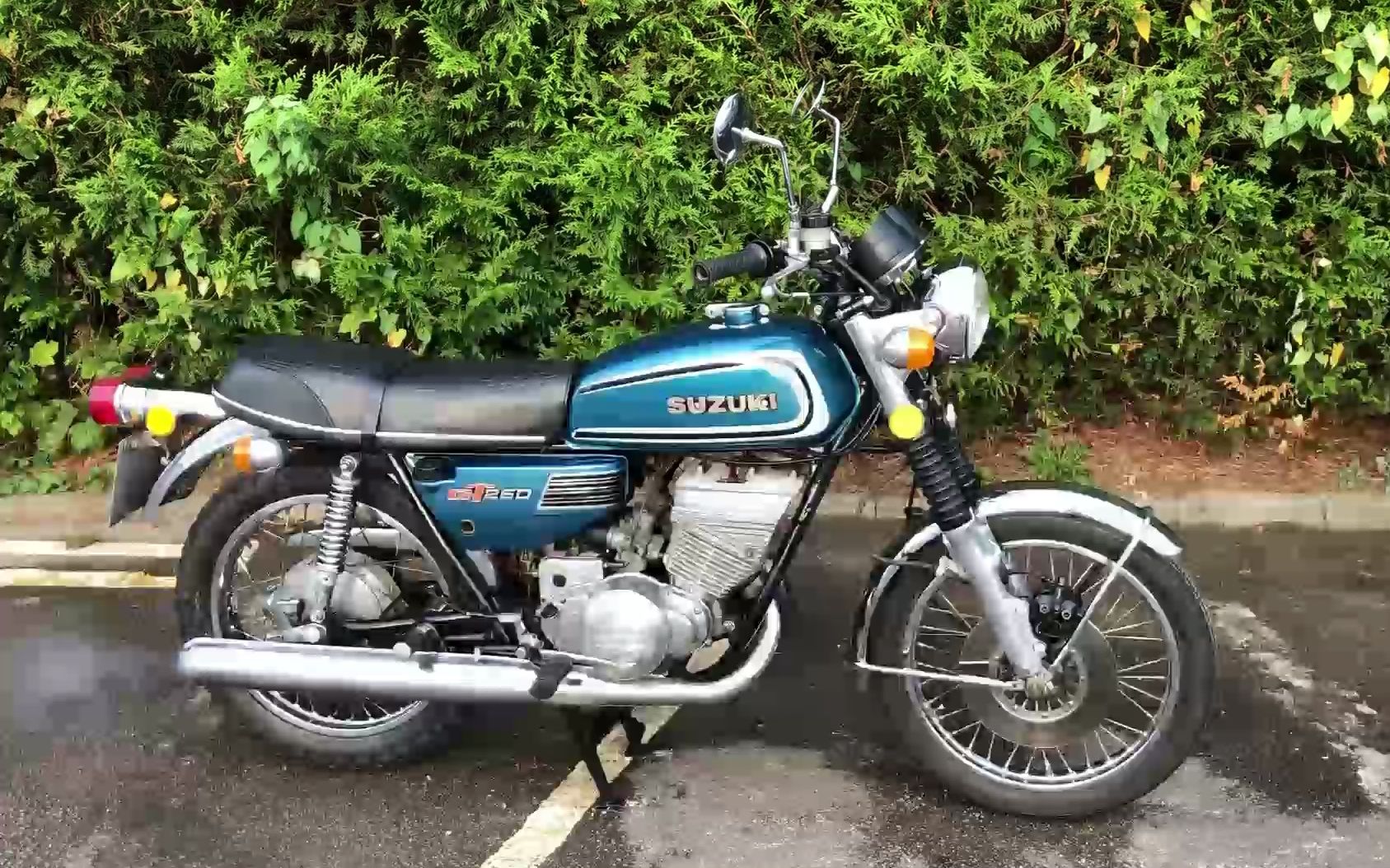 铃木经典双缸两冲gt250,是熟悉清脆的排气声音