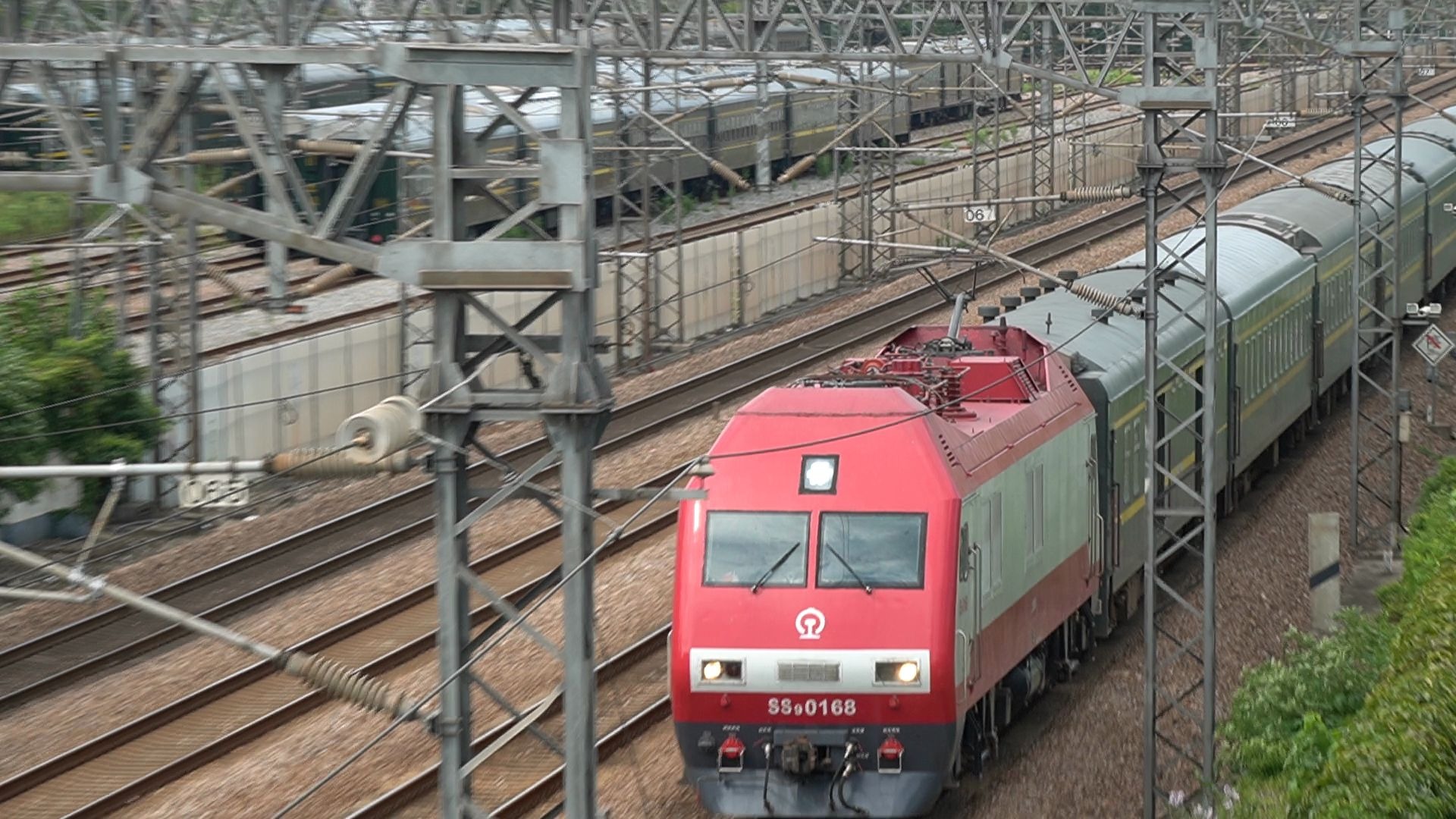 【铁路随拍】【上机美酒】【鸣笛福利】ss9g-0168牵引客车通过光新路