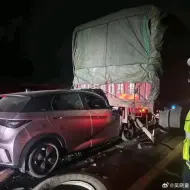 Tải video: 抗住了！比亚迪海豚高速120追尾大货车，A柱抗下所有！