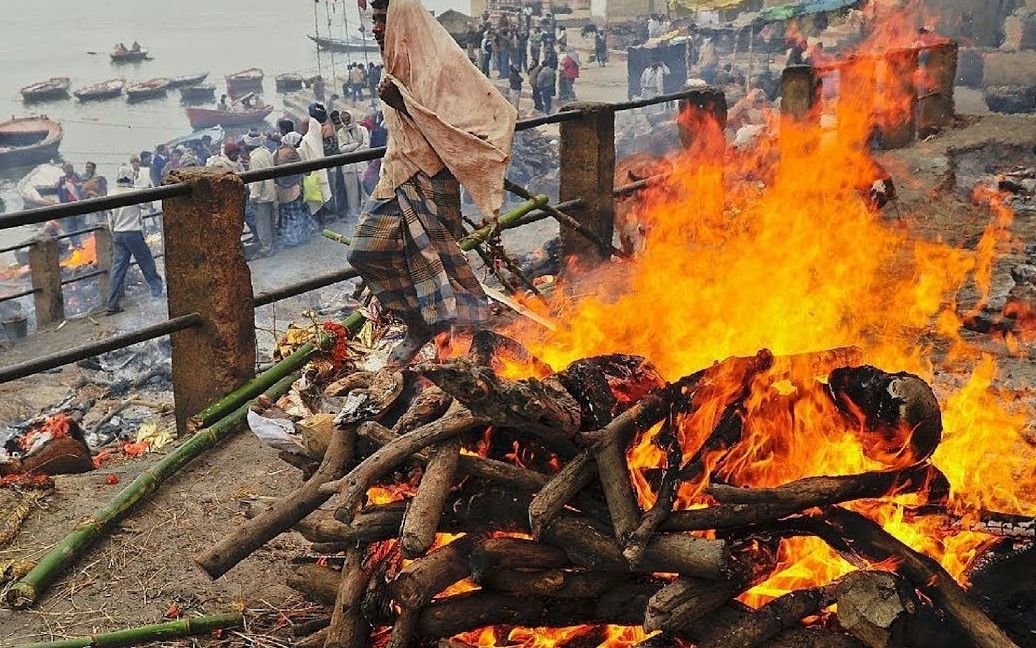 印度男子火葬26岁亡妻,尸体被人强行拖下火堆:低种姓的人不配