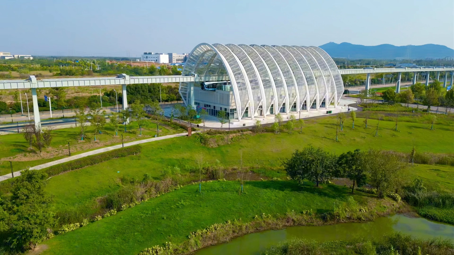 航拍武汉光谷空轨,开通两个多月以来还没有去体验一下,价格有点贵