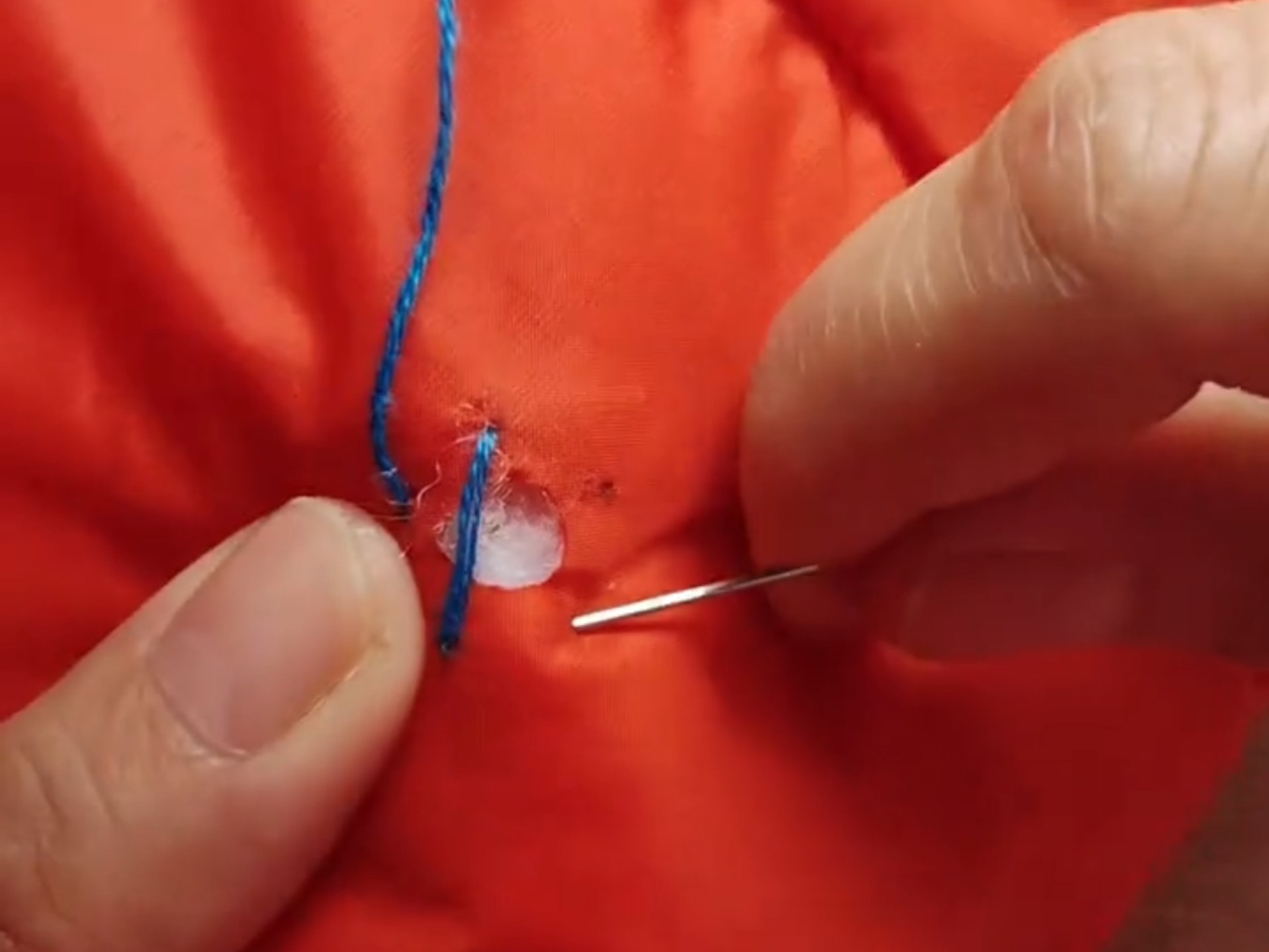 刺绣小星星修补棉服破洞,简单实用又漂亮,缝到哪个位置都好看