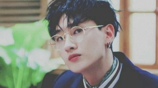 Super Junior 银赫 沉迷李总美颜无法自拔 眼镜小盒简直要我命 哔哩哔哩 つロ干杯 Bilibili