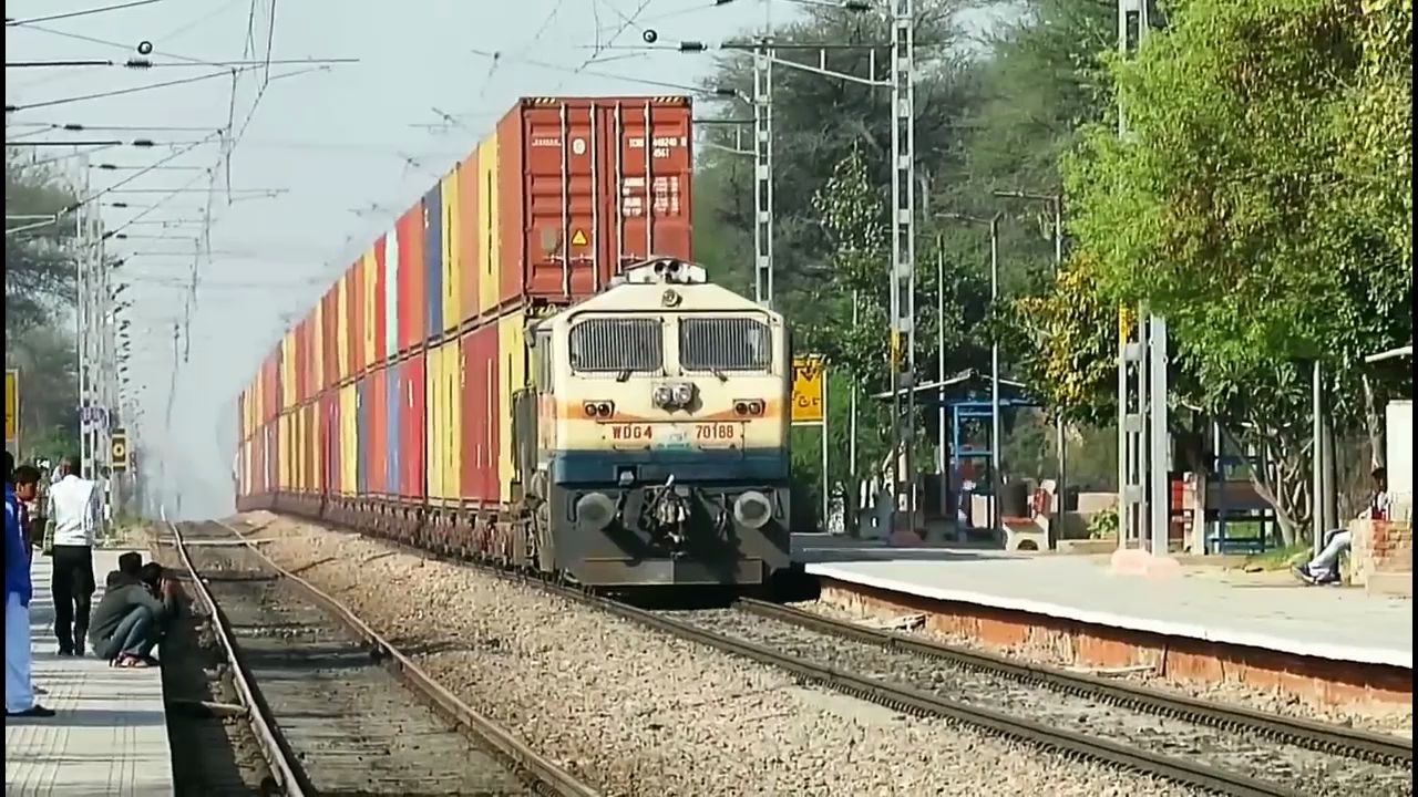 印度电气化铁路跑双层集装箱列车电力机车的受电弓的多高啊