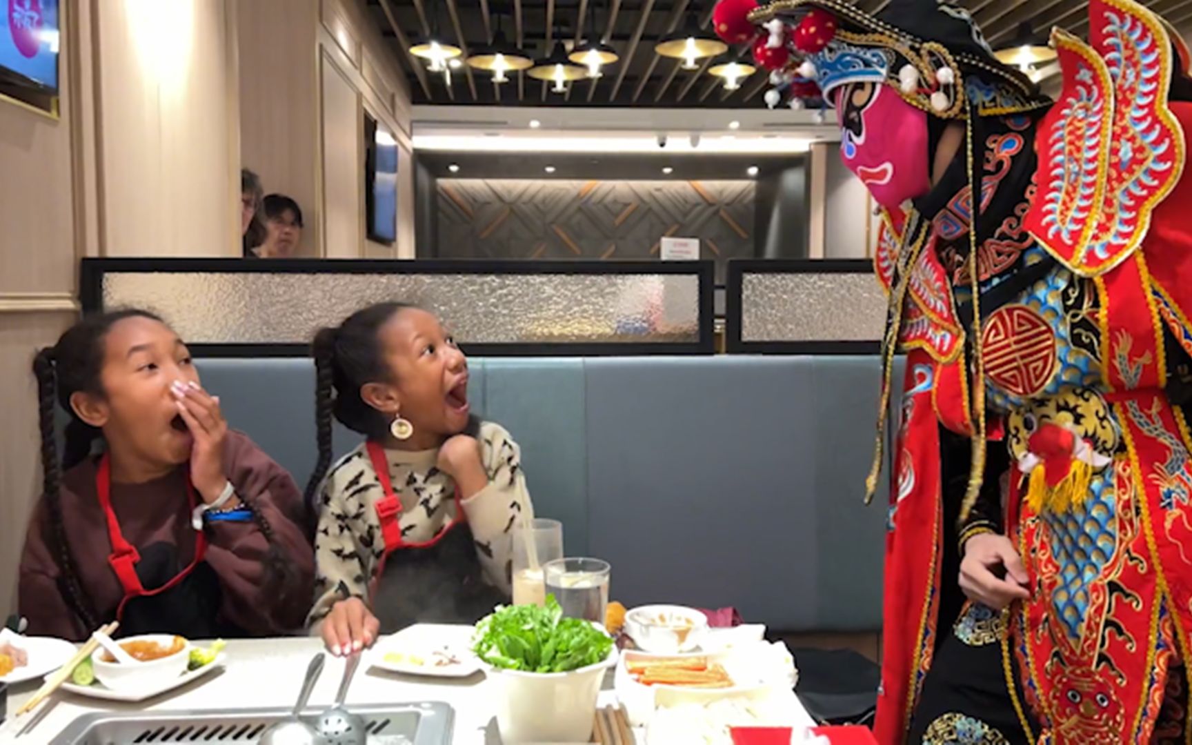 中国小伙在美国餐厅打工表演国粹川剧变脸老外看后秒变表情包
