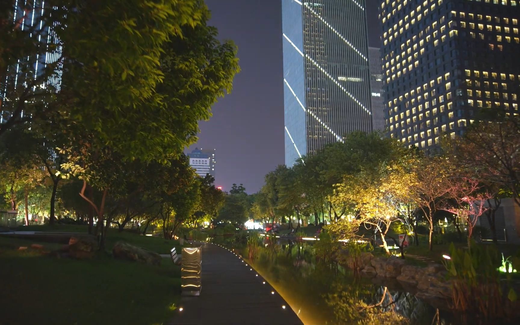 [图]广州城市花城广场，世界商城夜晚散步 摩天大楼夜景灯光