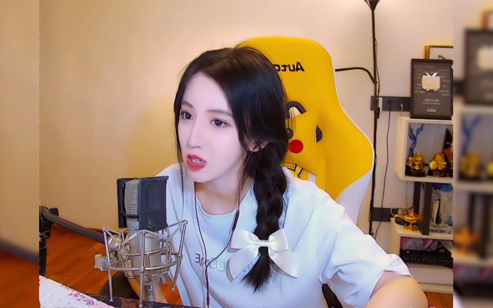 呆妹直播中为何抬起大腿?